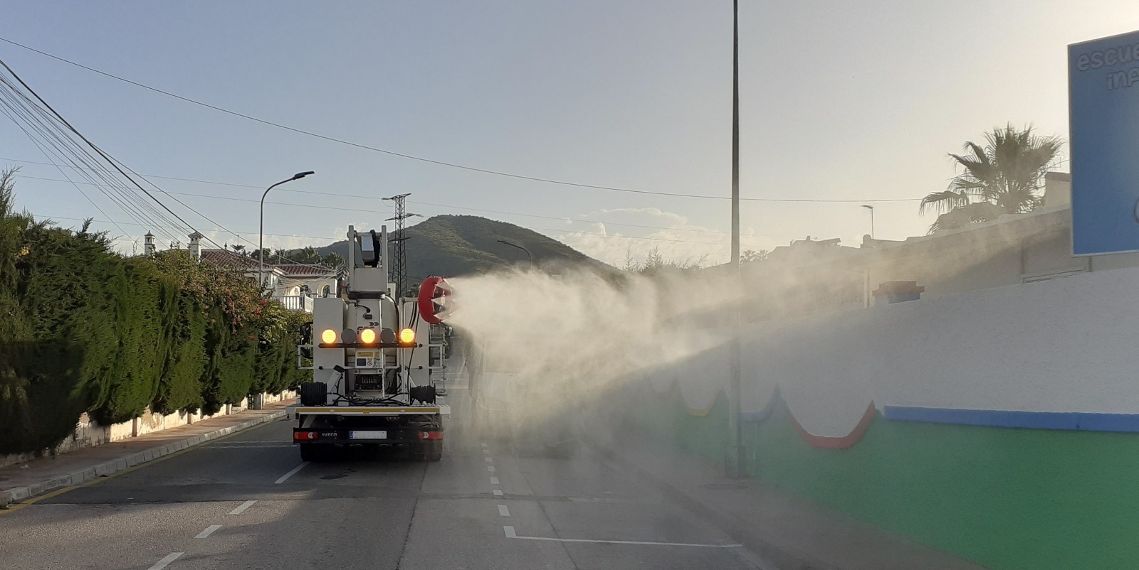 Camión pulverizados desinfectando las calles del Rincón de la Victoria