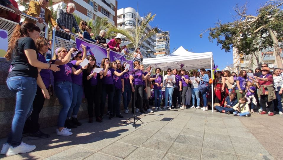 La asociación Axarquía Feminista en un acto