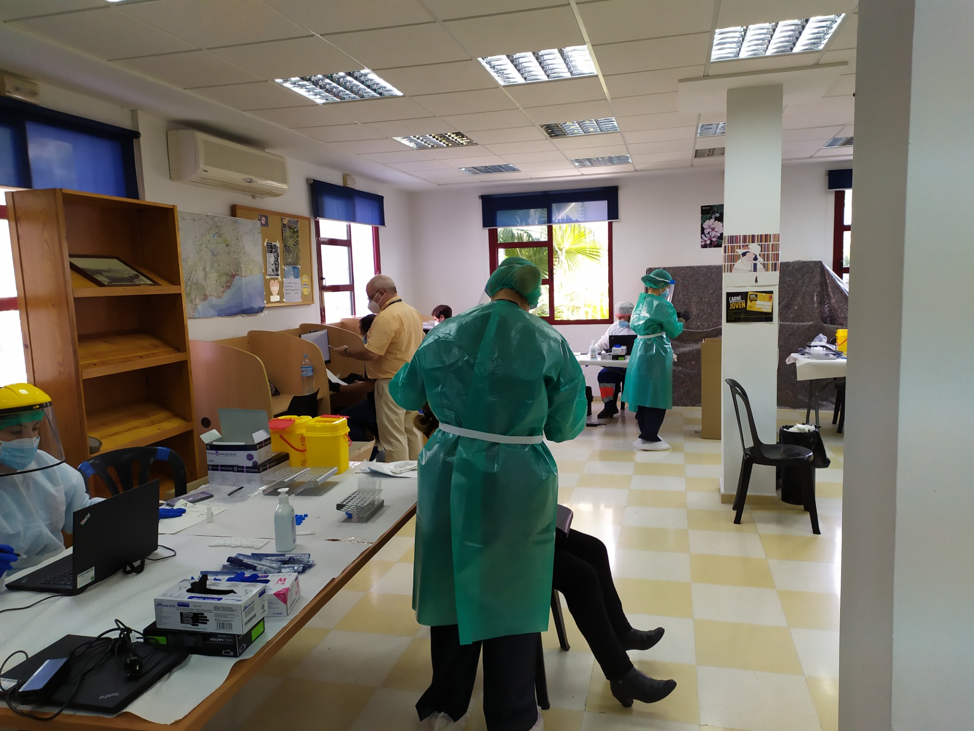 Momento del cribado masivo de test realizado en la Biblioteca Municipal de El Borge