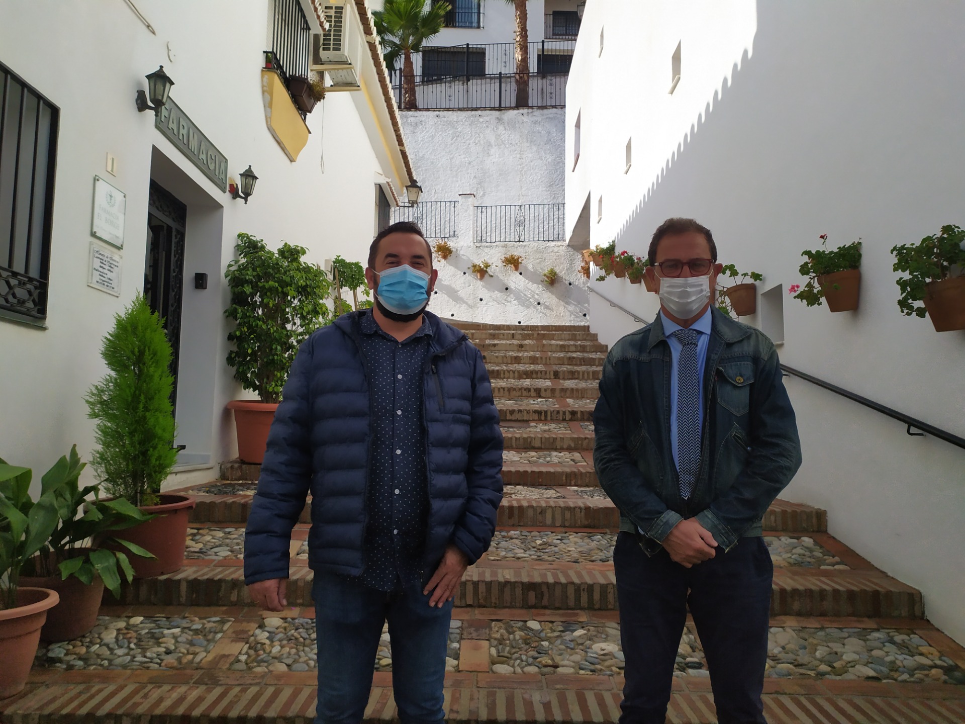 Bautista y Vallejo posan a la entrada de la Biblioteca Municipal, lugar del cribado de test