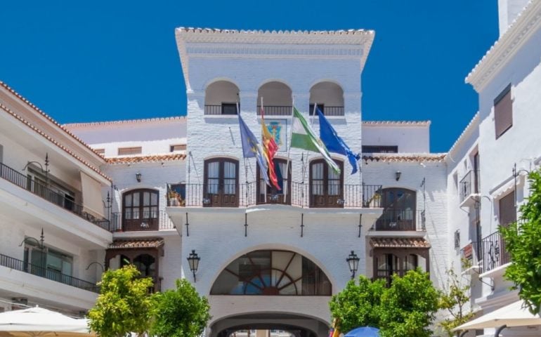 Fachada principal del Ayuntamiento de Nerja