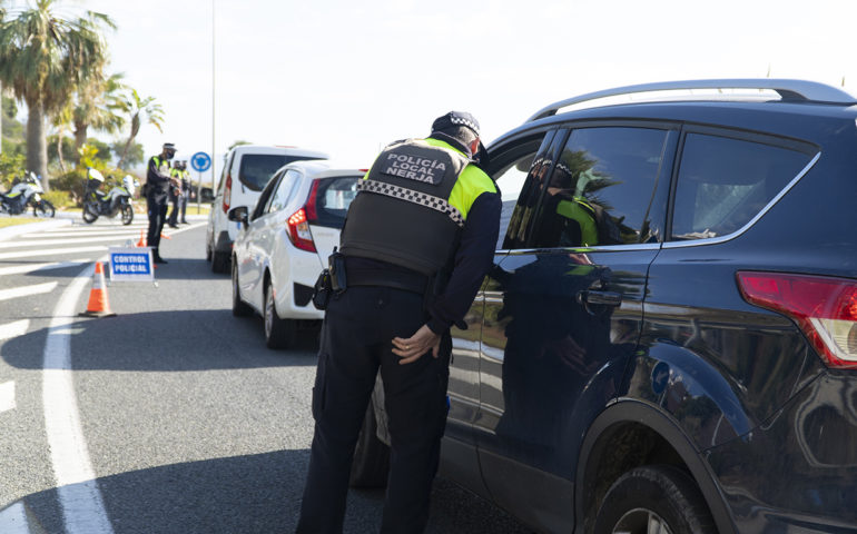 La Policía Local de Nerja en un control de vehículos debido al cierre perimetral