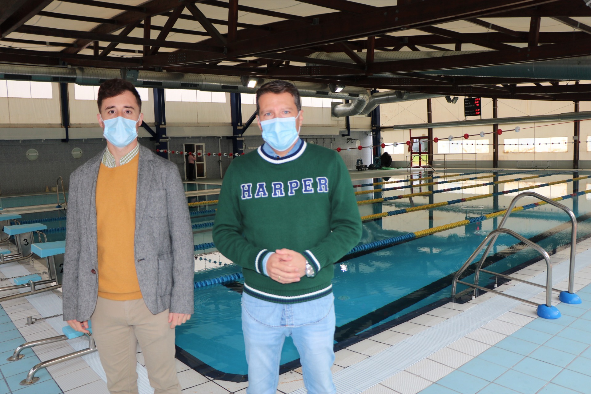 Medina y Fernández visitan las nuevas instalaciones de la piscina municipal
