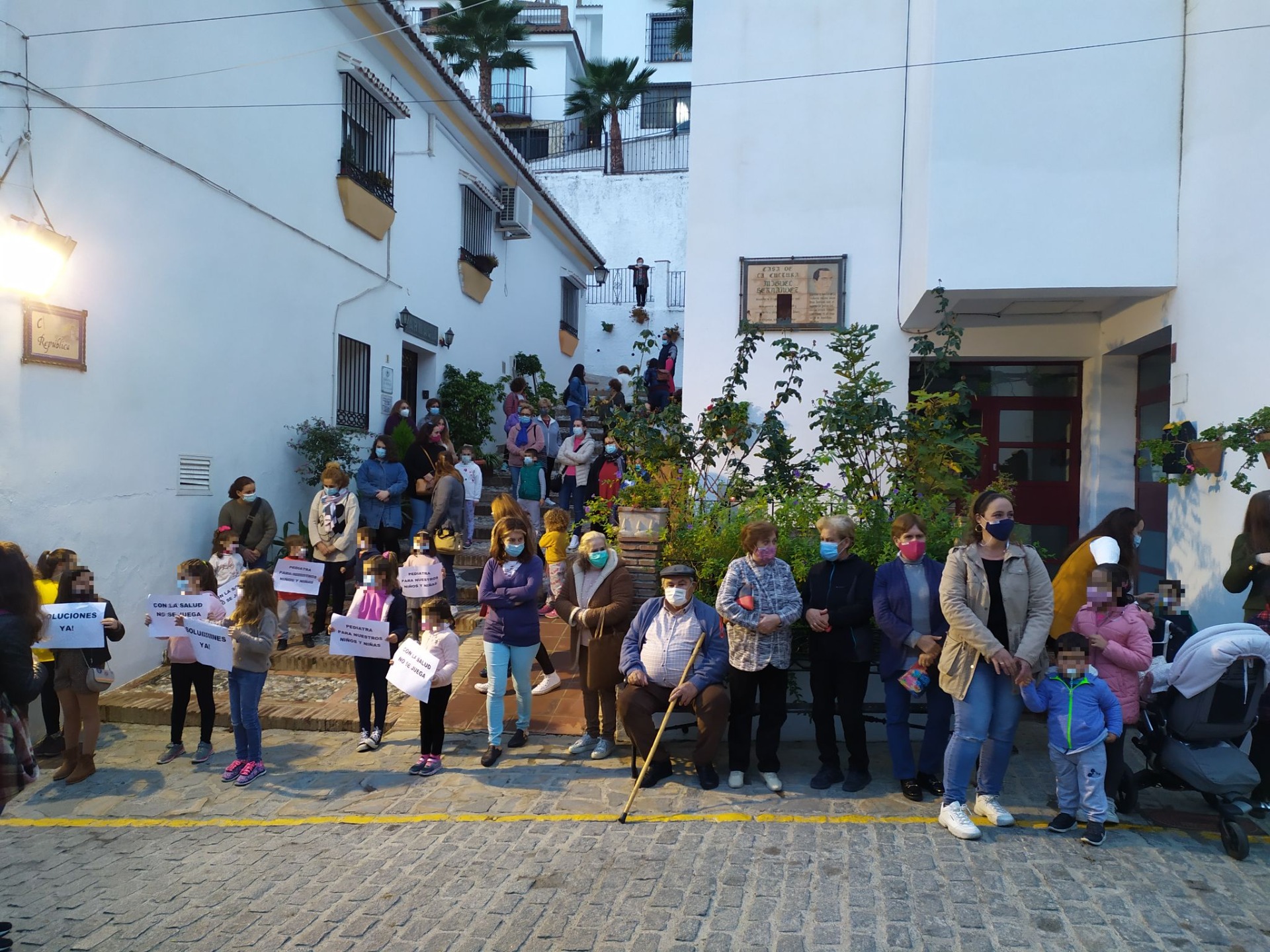 Familias de El Borge protestan para que se sustituya al pediatra, que se encuentra de baja médica