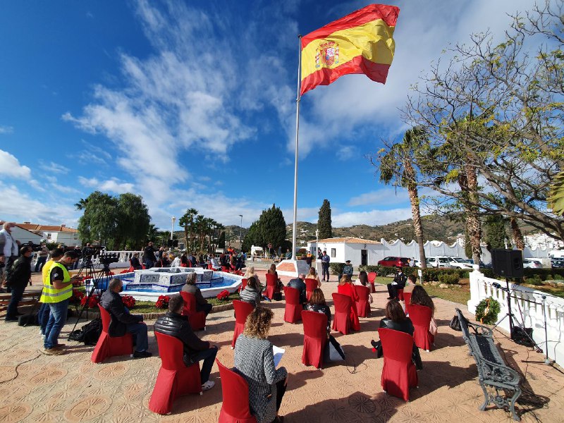 Acto de la izada de la bandera de España en Torrox con motivo del 42 aniversario de la Constitución