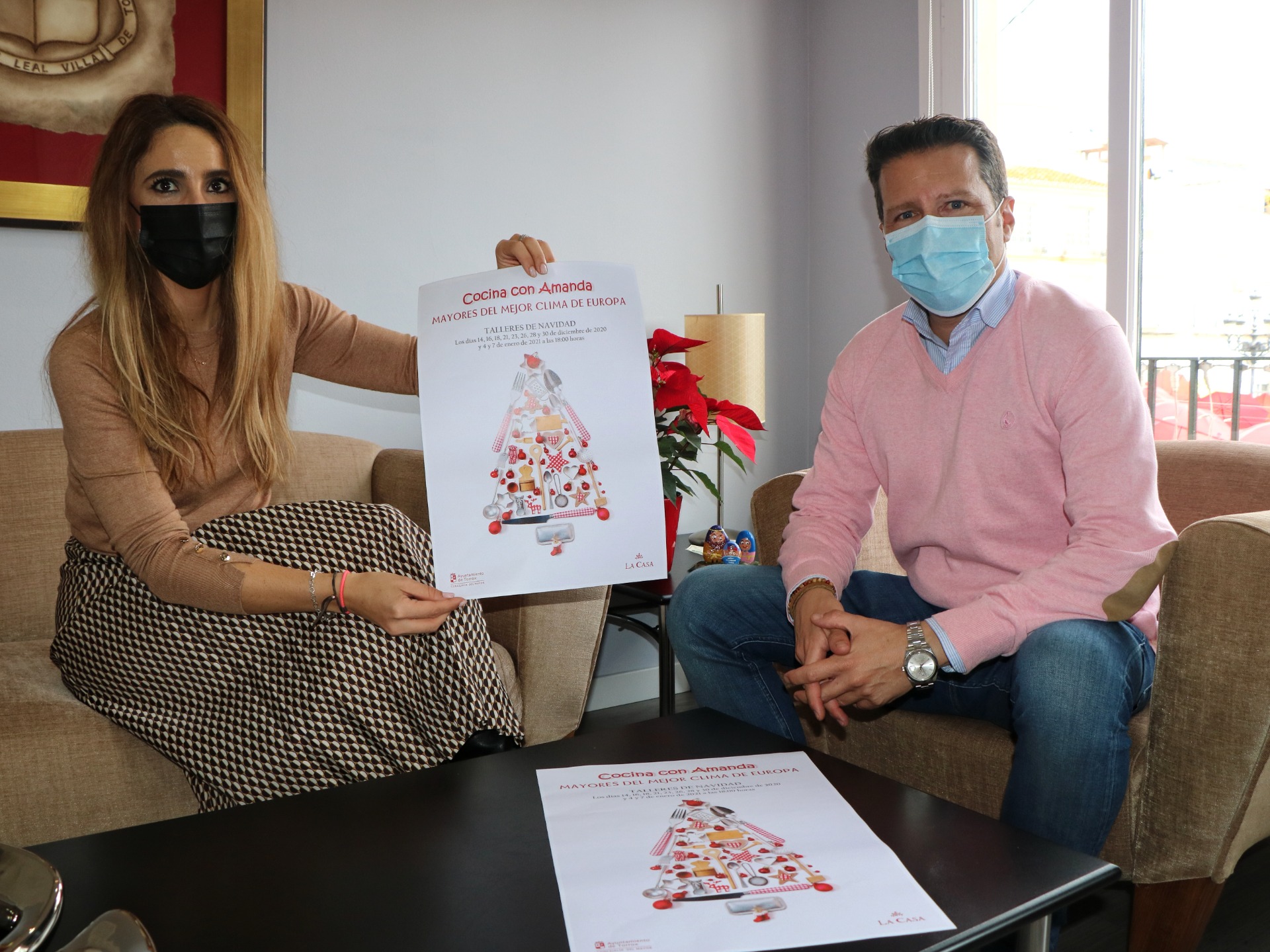 Extremera y Medina presentan el cartel con los talleres de cocina para los mayores del municipio