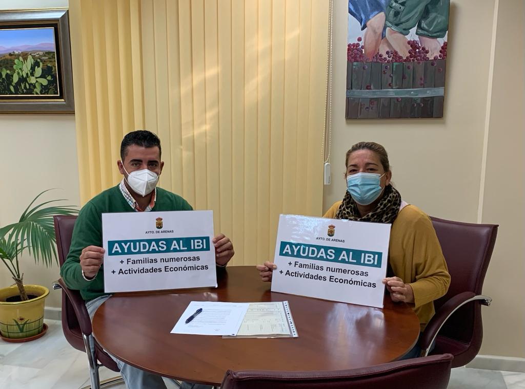 El alcalde y concejala de Arenas presentan la medida