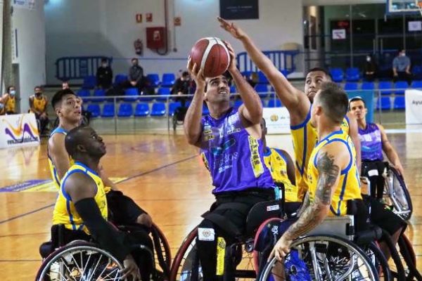 Momento del duelo entre el Amivel y el Fundación Alianza de Valladolid