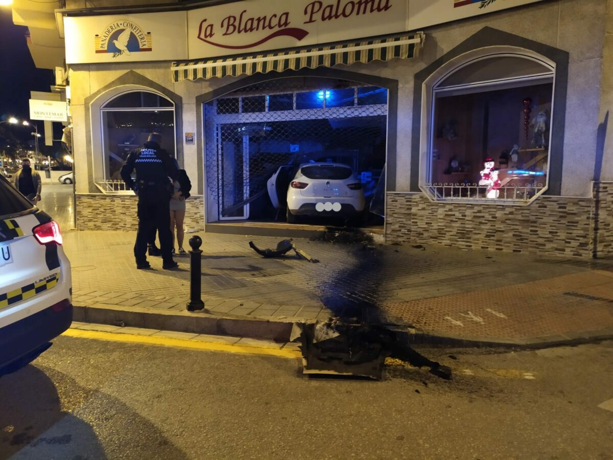 Imagen del vehículo empotrado contra el establecimiento en Vélez-Málaga