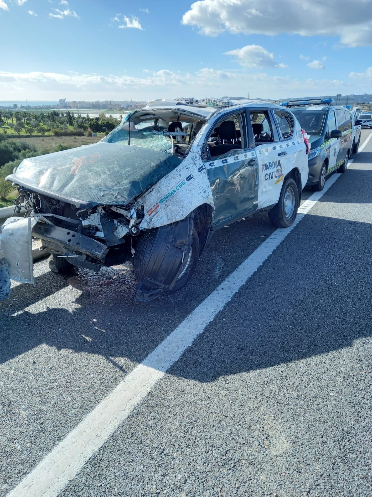 Estado del todoterreno de la Guardia Civil tras el impacto / Guardia Civil