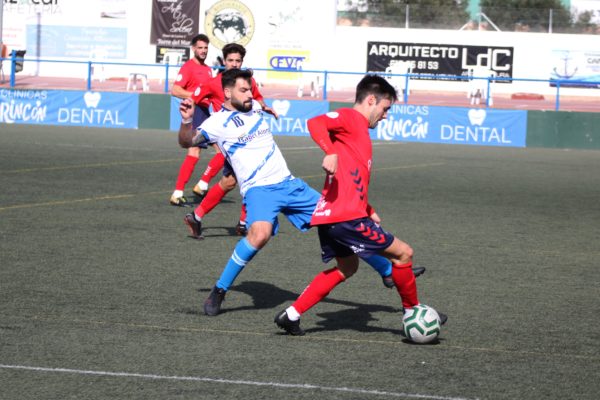 Disputa por el esférico en el partido entra la UD Torre del Mar y el CD Casabermeja / Fundación Rincón