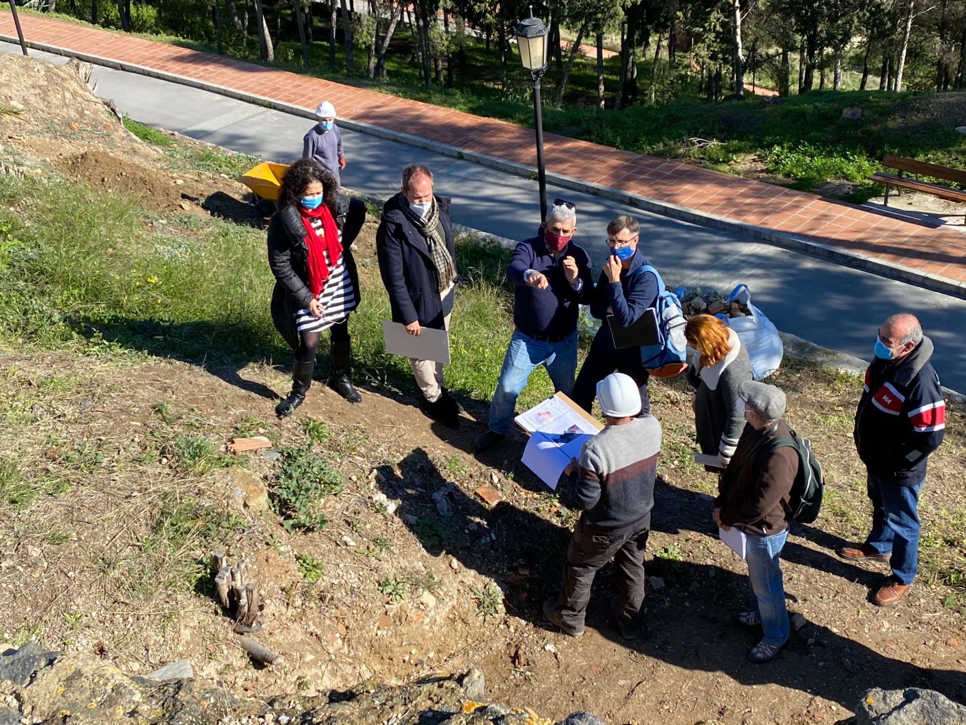 La concejala de Empresa y Empleo, María José Roberto, y la concejala de Cultura y Patrimonio Histórico, Cynthia García, acompañadas de Julio Navarro, arqueólogo la Escuela de Estudios Árabes del CSIC, visitaron el inicio de las obras 