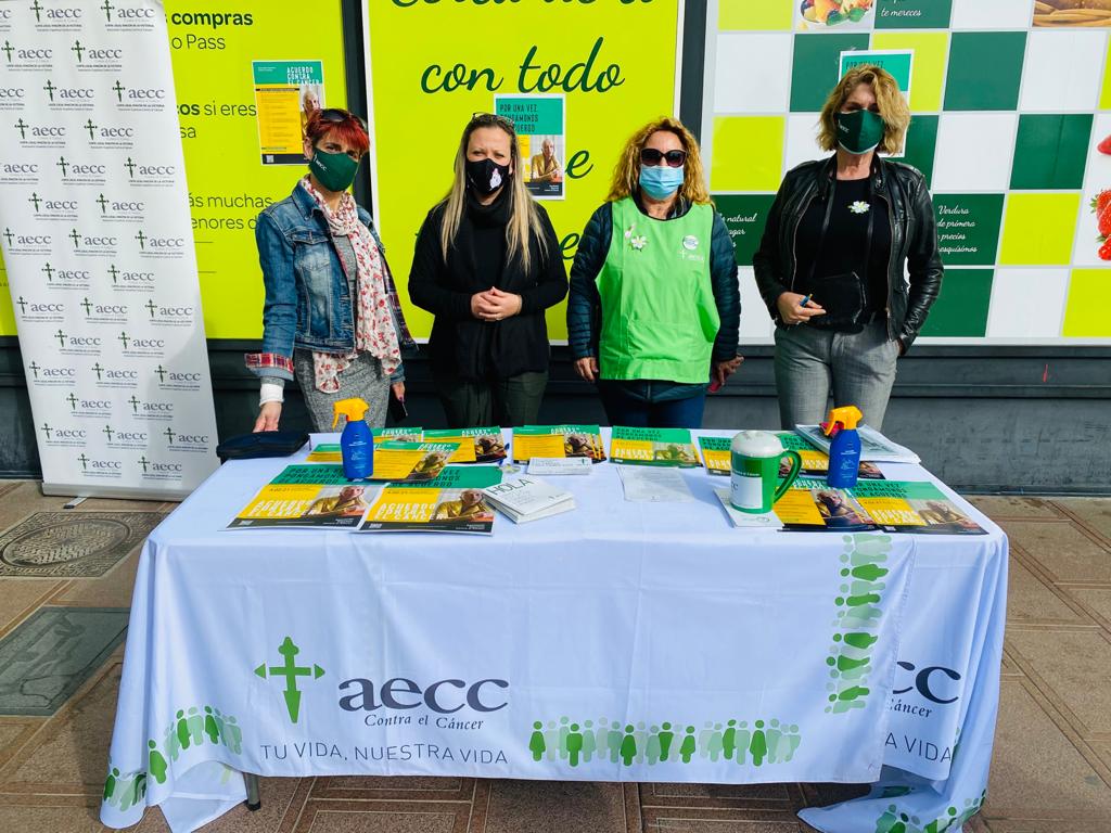 Aguilar junto a la presidenta y miembros de AECC