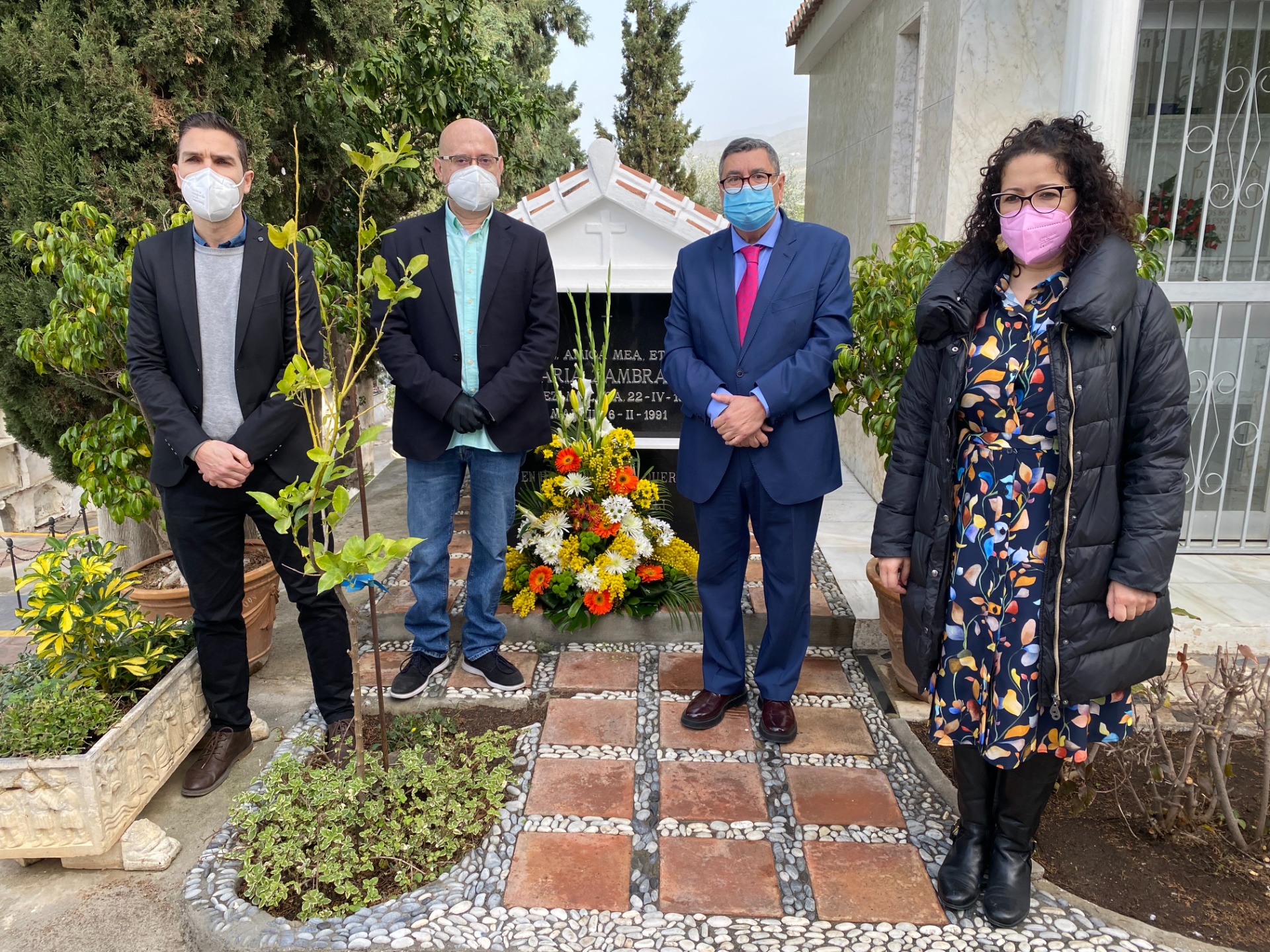 Autoridades realizan una ofrenda floral por el 30º Aniversarios del fallecimiento de María Zambrano