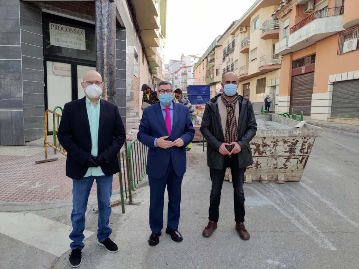 Ferrer, Atencia y García visitan las obras de saneamiento de la calle Huerto Carrión de Vélez-Málaga