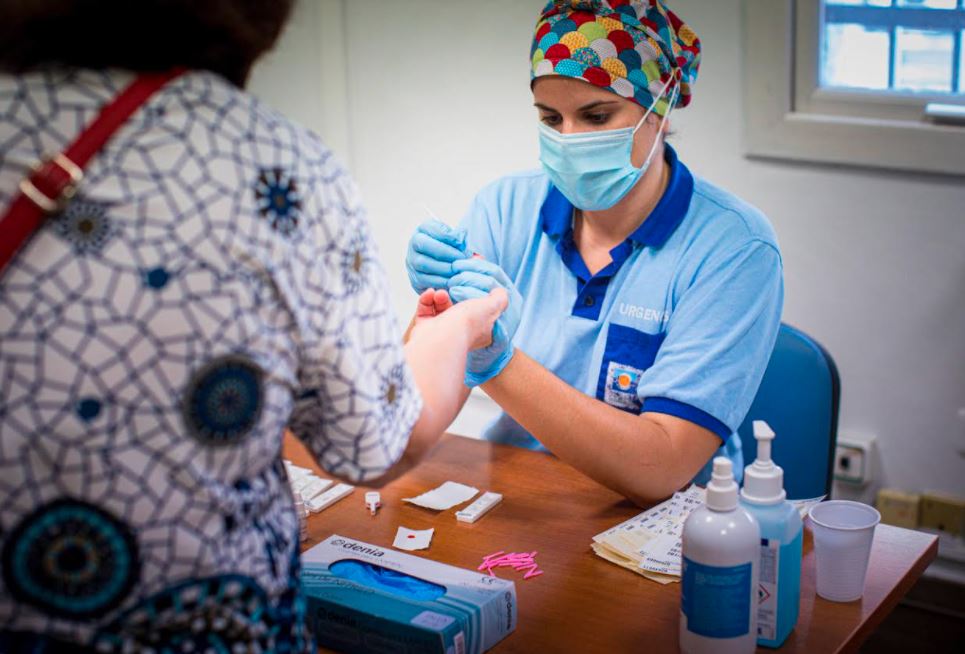 Sanitaria realiza un test rápido a una paciente / Archivo