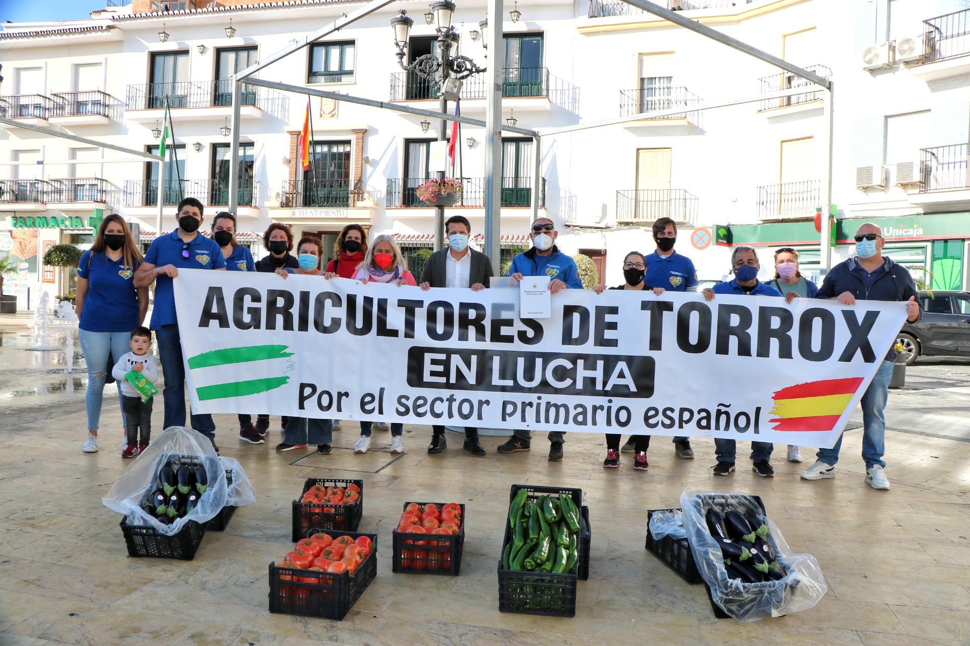 Los agricultores de Torrox visitan el Ayuntamiento del municipio para expresar sus preocupaciones