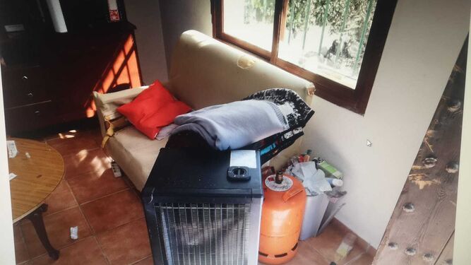 Estufa de gas junto a una de las bombonas encontradas / Málaga Hoy -M. G.
