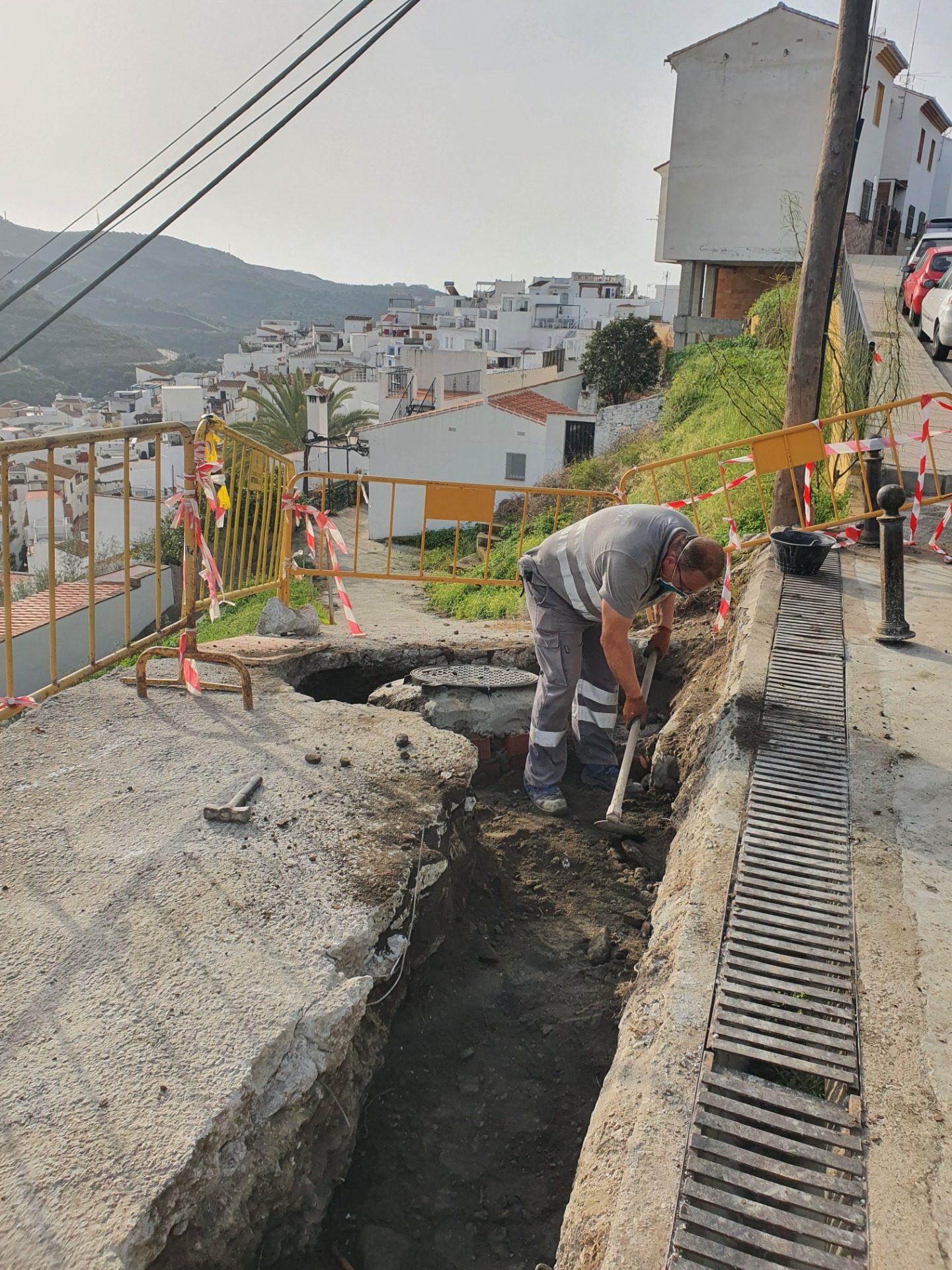 Operarios en tareas de reparación de zonas de saneamiento
