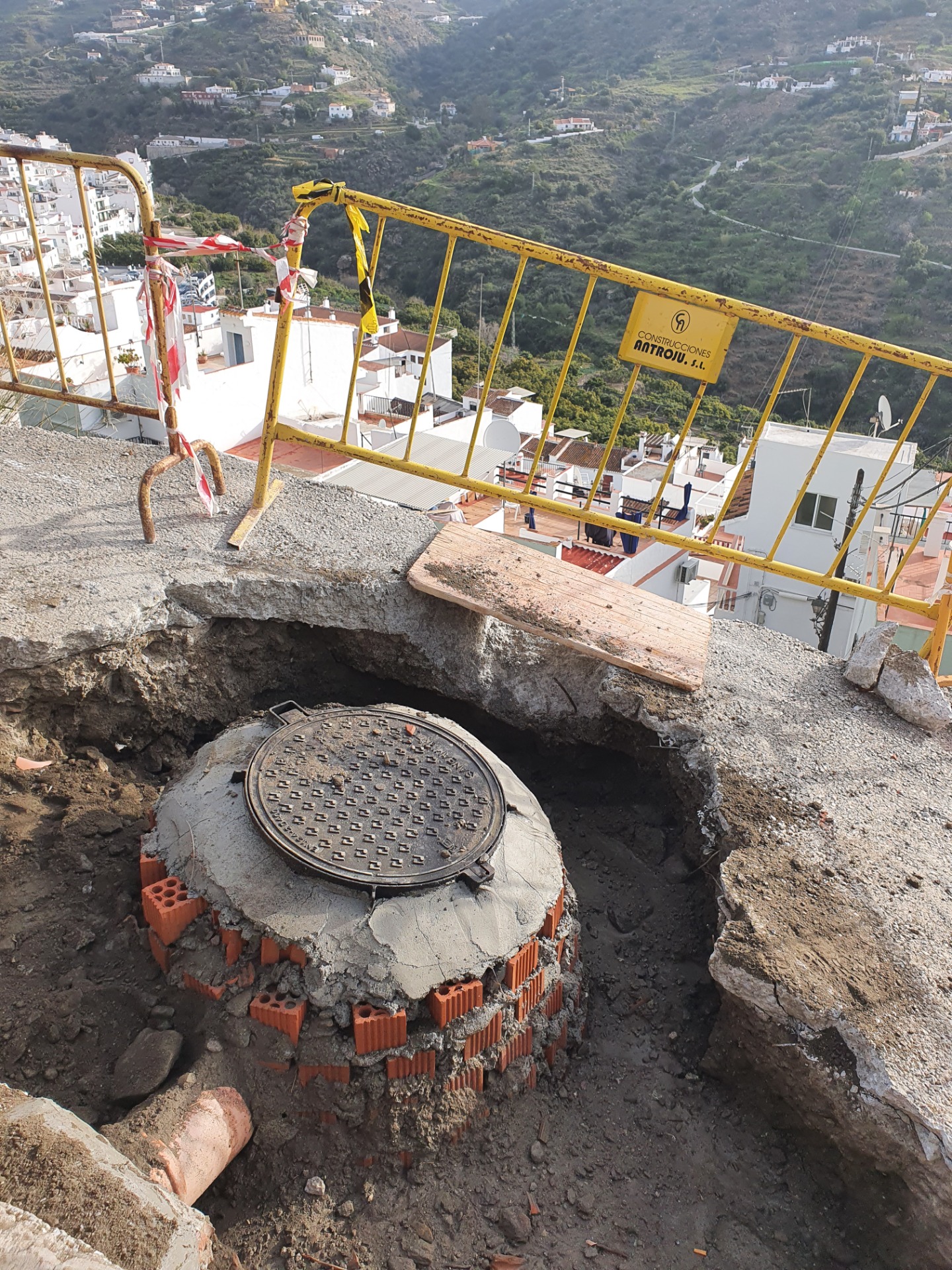 Obras en las acometidas de saneamiento en Torrox