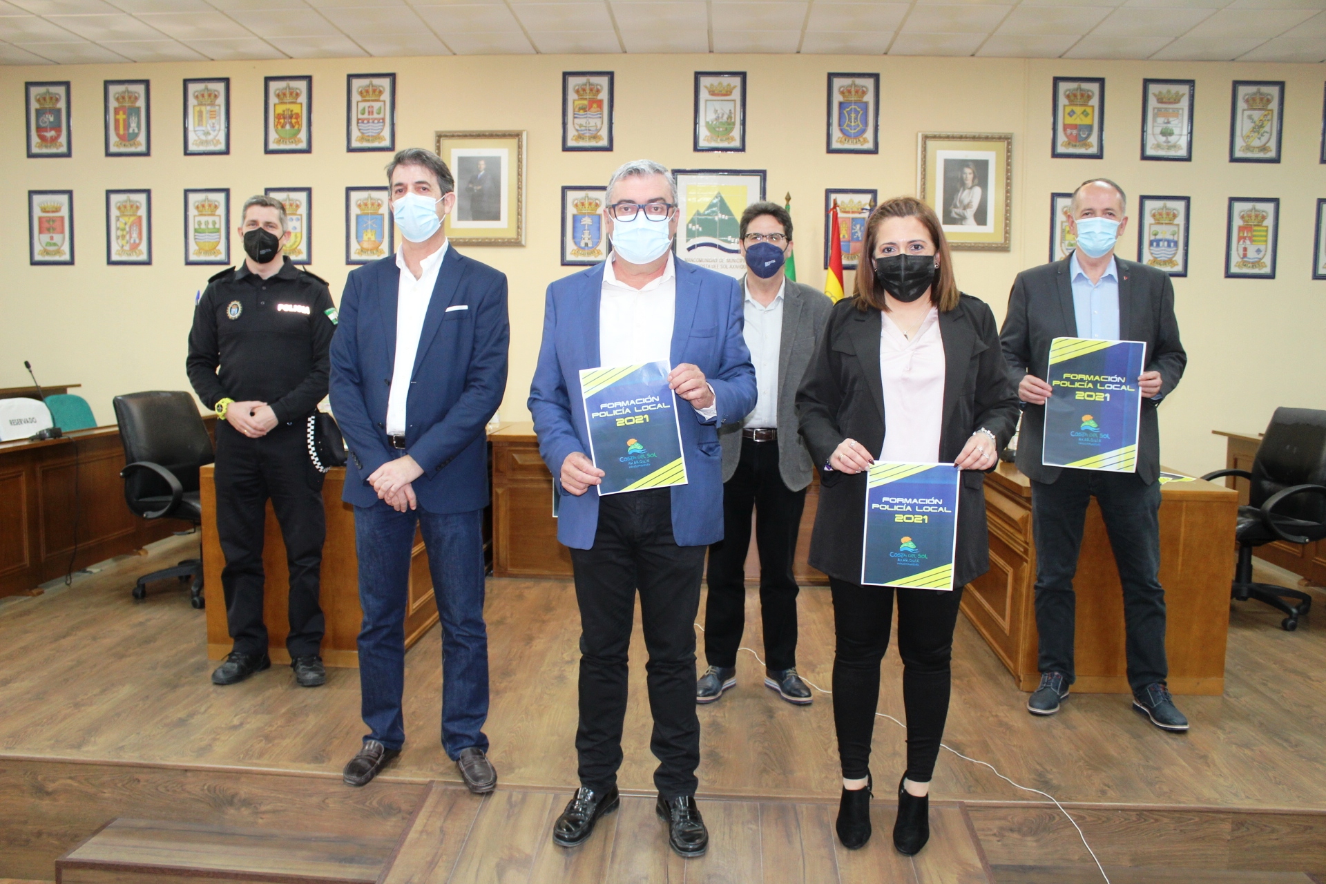 El presidente de la Mancomunidad de Municipios de la Costa del Sol Axarquía, José Juan Jiménez; el vicepresidente, Juan Peñas: la vocal de Formación, Aroa Palma; el portavoz institucional, Antonio Sánchez; el jefe de la Policía Local de Algarrobo, Javier García; y el subinspector de Rincón de la Victoria, Javier Villa