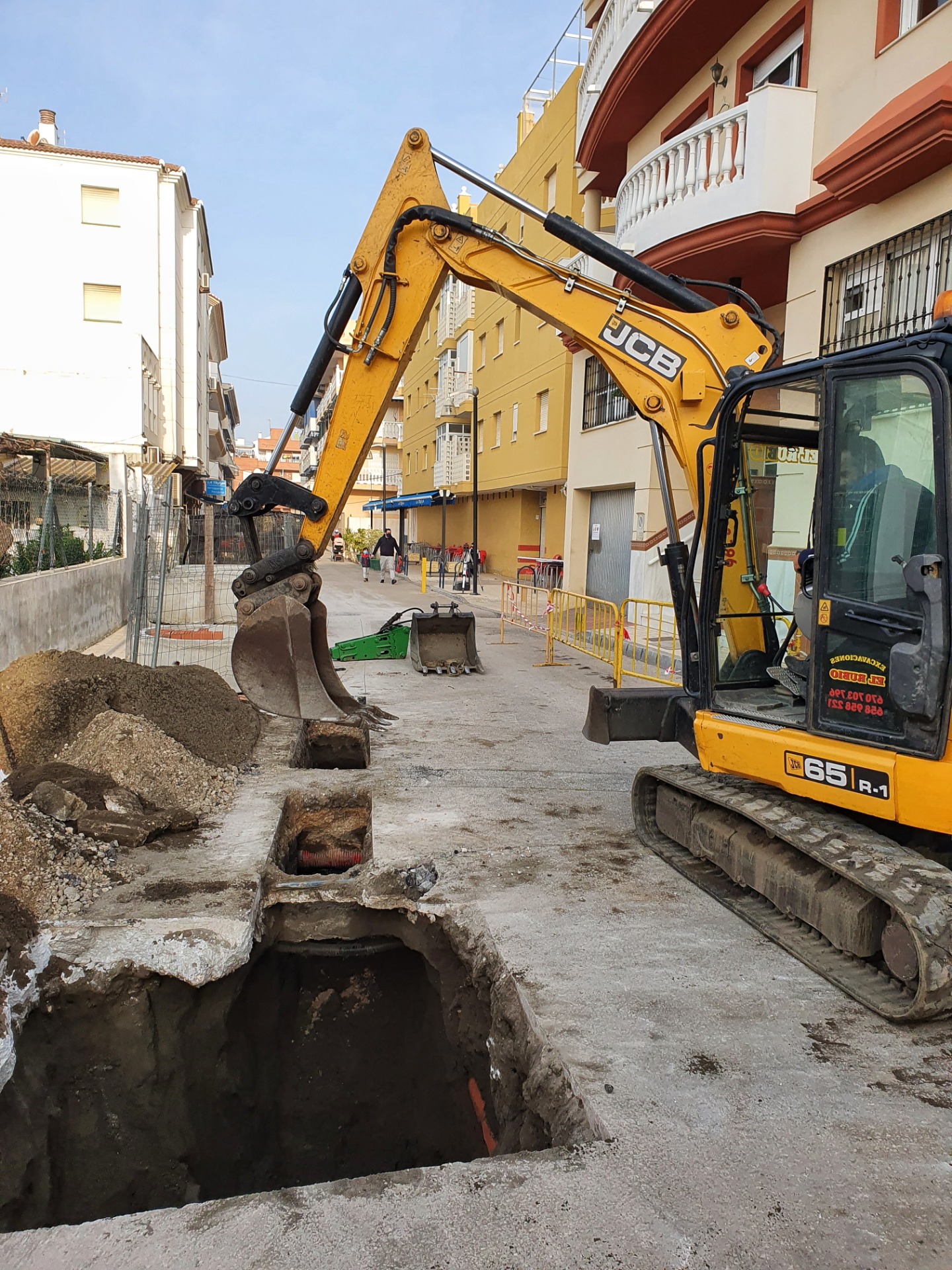 Operarios y maquinaria actuando en la red de saneamiento de El Morche