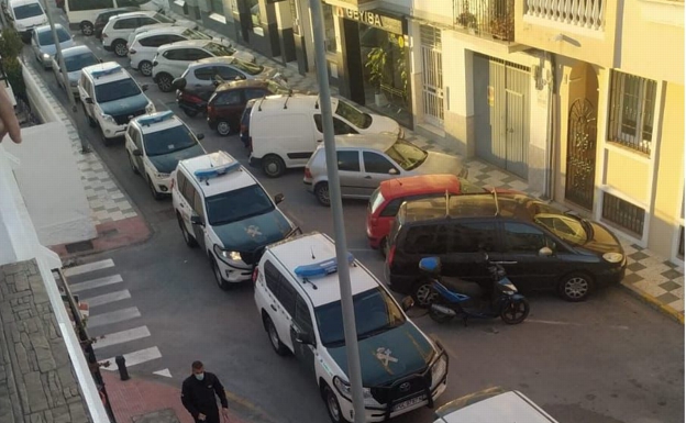 Vehículos de la Guardia Civil, este viernes en Nerja. / Diario SUR