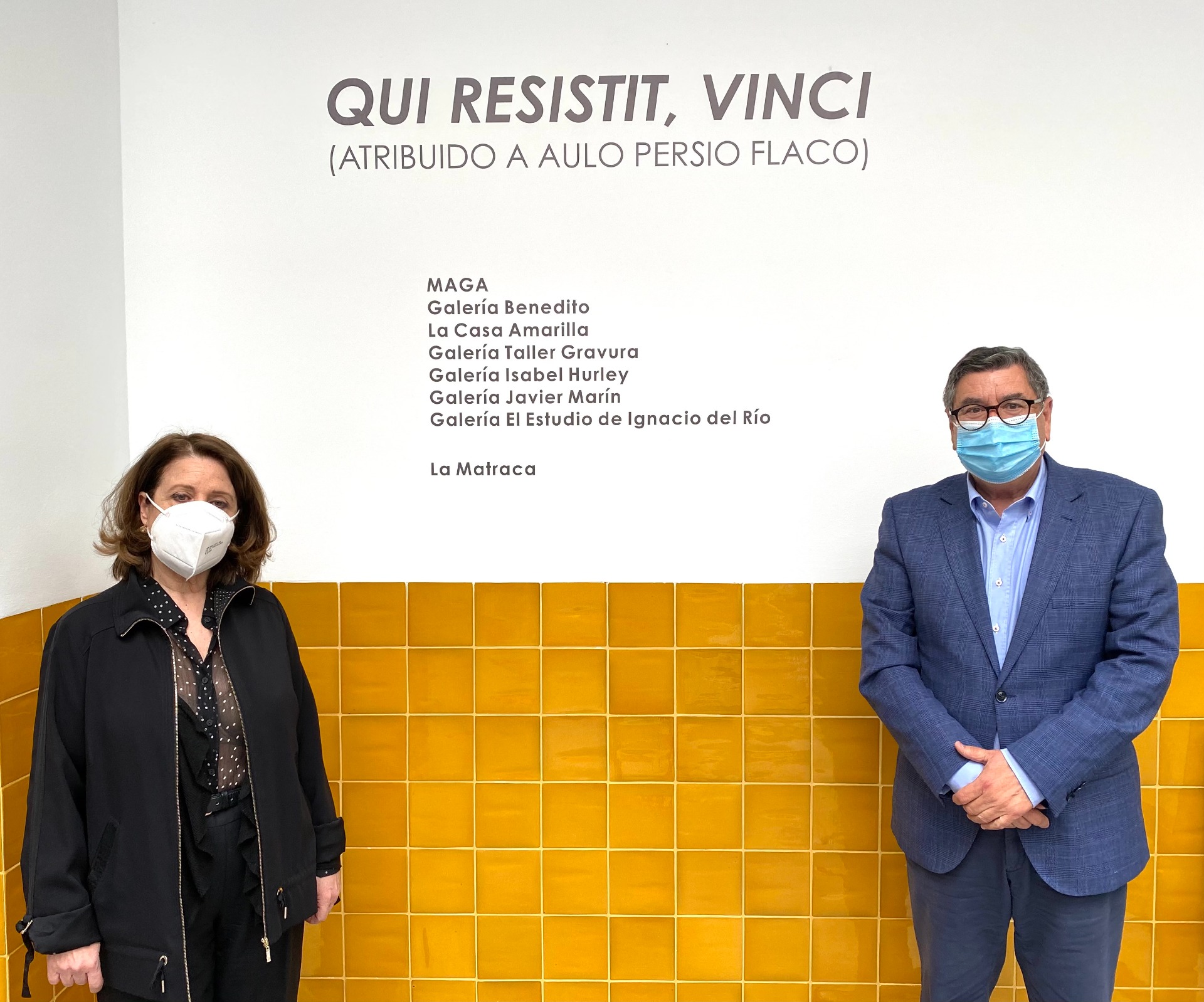 El alcalde de Vélez-Málaga, Antonio Moreno Ferrer y la directora del CAC, Mariluz Reguero, junto a una de las obras