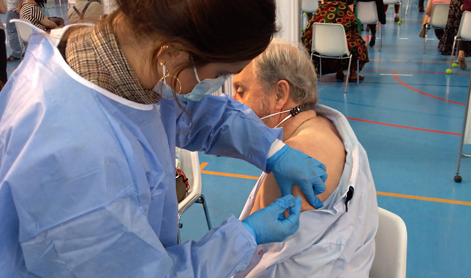 Una sanitaria suministra la vacuna a un paciente / Junta de Andalucía