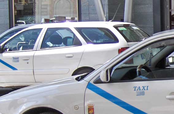 Imagen de archivo de dos taxis en Málaga