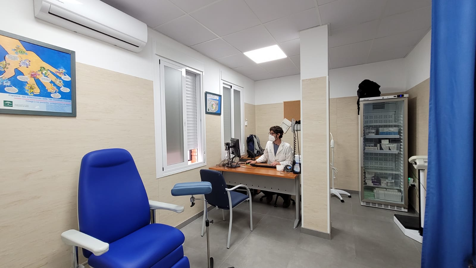 Una sanitaria en las instalaciones reformadas del centro de Salud de Nerja