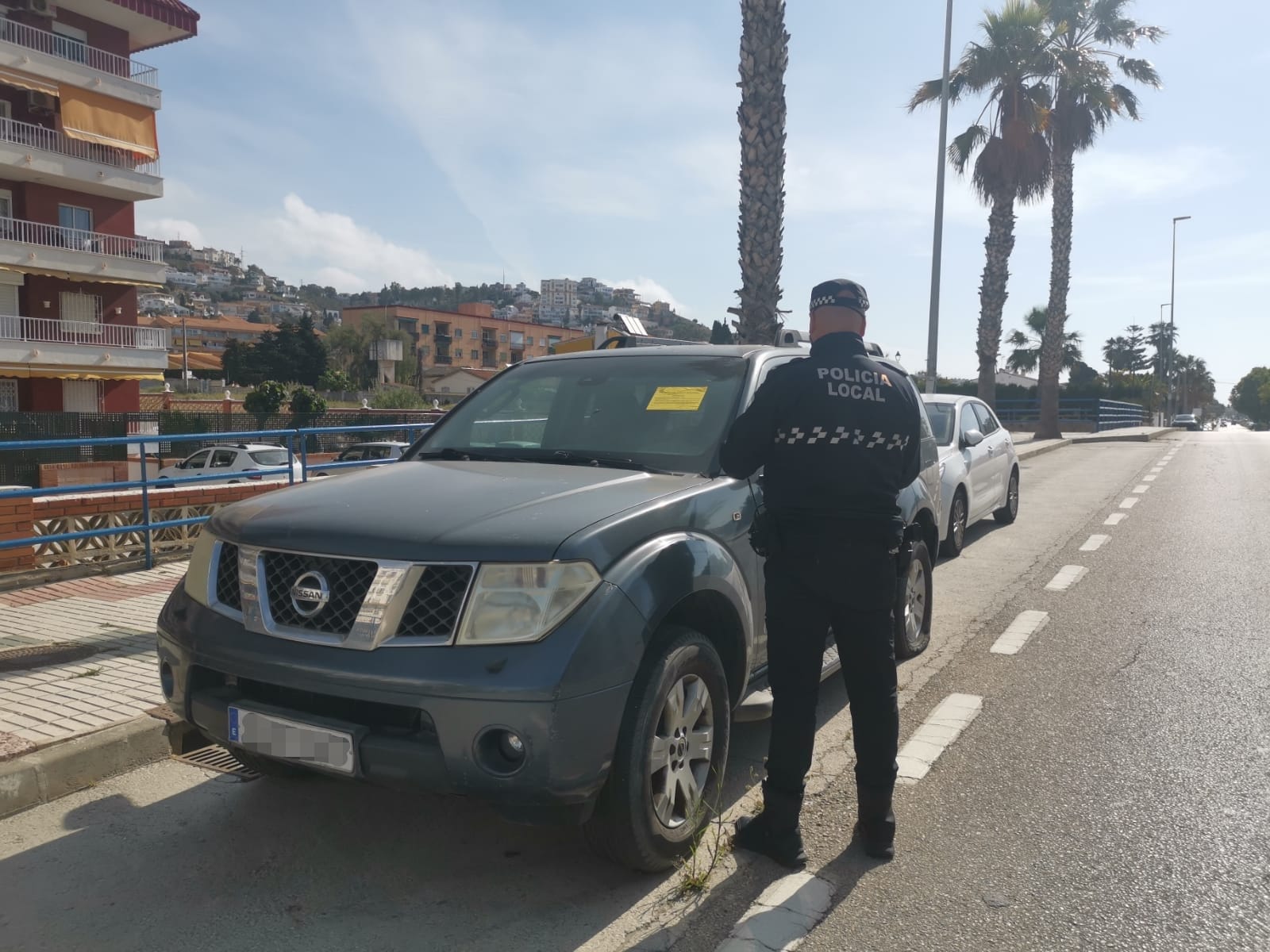Policía Local de Rincón de la Victoria ante un coche en la vía pública