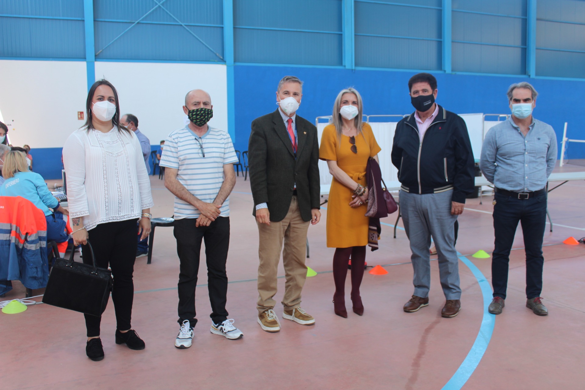 De derecha a izquierda en la imagen: concejala de Sanidad, Salud y Bienestar de Benamargosa, María del Carmen Jaime; el alcalde de la localidad, Salvador Arcas, gerente del Área Sanitaria Málaga-Axarquía, Miguel Moreno; directora de enfermería del Área y coordinadora provincial de vacunación en Málaga, Olga Molina; junto con el alcalde de Comares, Manuel Robles y de Cútar, Francisco Javier Ruiz. 