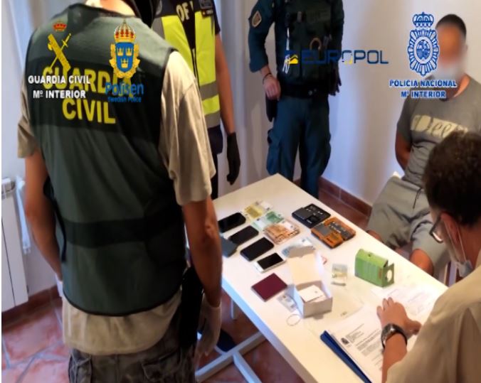 Momento de la detención y registro de uno de los integrantes de la red de narcotráfico - Guardia Civil