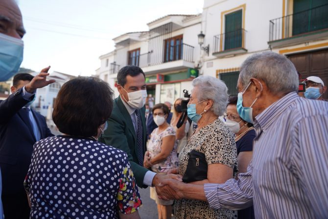 Juanma Moreno saludo a los vecinos de Riogordo durante la visita institucional - Diario Axarquía