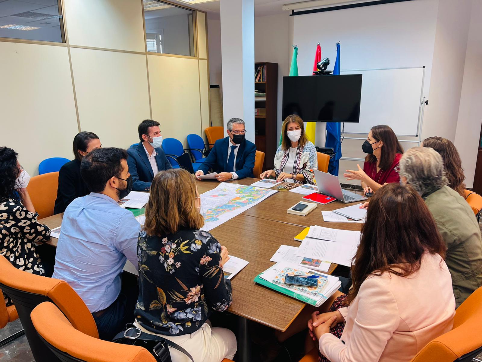 En esta primera mesa ha participado el alcalde de Rincón de la Victoria, Francisco Salado, el concejal de Urbanismo, Miguel Ángel Jiménez y la delegada Territorial de Ordenación del Territorio y Urbanismo, Carmen Casero.