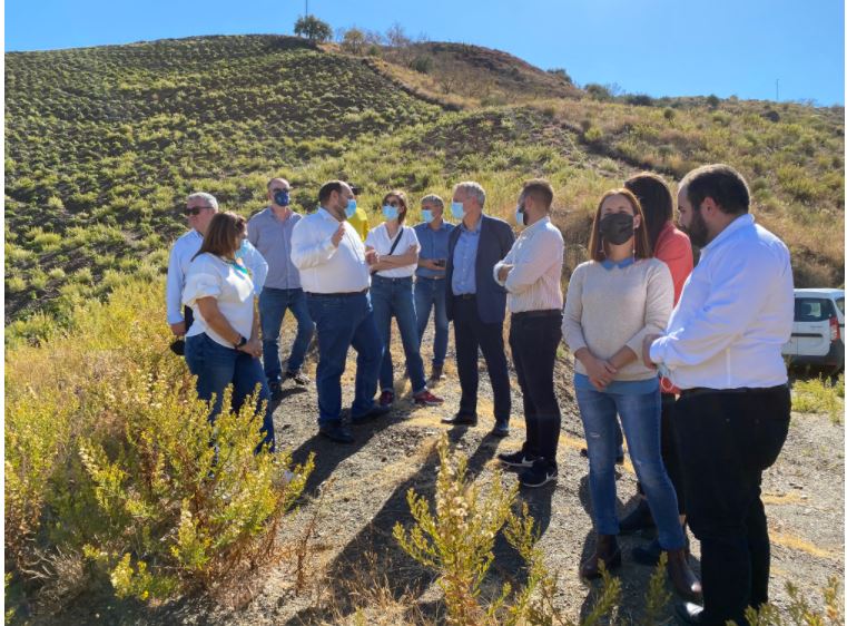 Rafael Escudero junto a los alcaldes y ediles de Moclinejo, Almáchar y El Borge visita la zona donde se ubicará el próximo Centro de Interpretación de la uva-pasa que se ubicará en este último municipio