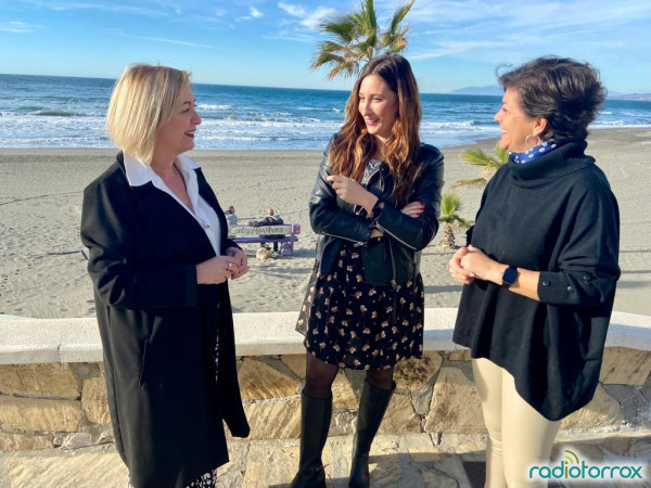 Las ediles socialistas de Torrox María José González y Mari Nieves Ramírez, con la diputada Fuensanta Lima, en Torrox. / Radio Torrox