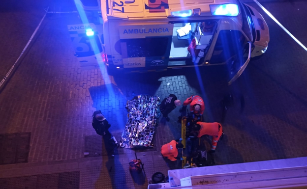 Los sanitarios atendiendo al herido en el lugar del suceso, ocurriendo en la madrugada del pasado sábado. / Diario SUR