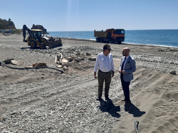 El subdelegado del Gobierno en Málaga, Javier Salas, junto al jefe de servicio de Proyectos y Obras, Manuel Béjar, en la playa de la Araña (Málaga). / Subdelegación del Gobierno en Málaga