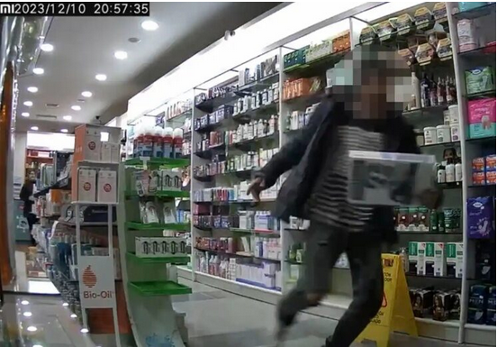 Imagen captada por la cámara de seguridad de uno de los establecimientos en los que han actuado los ladrones. SUR