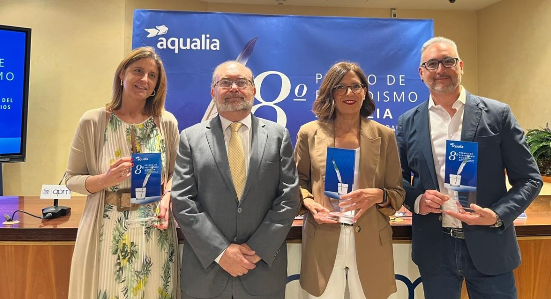 Los ganadores de la anterior edición (8º) del Premio de Periodismo de Aqualia. De izq. a dcha.: Ana Pobes, de 'La Tribuna de Ciudad Real'; Lucas Díaz, director España de Aqualia; Javier Bolaños, de 'Canal Sur', y Mercedes Ros, de 'Castilla-La Mancha Media Noticias'